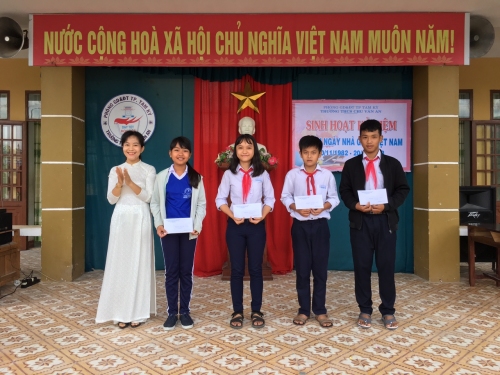 Cô Trần Thị Thùy Linh trao thưởng cho các em học sinh.