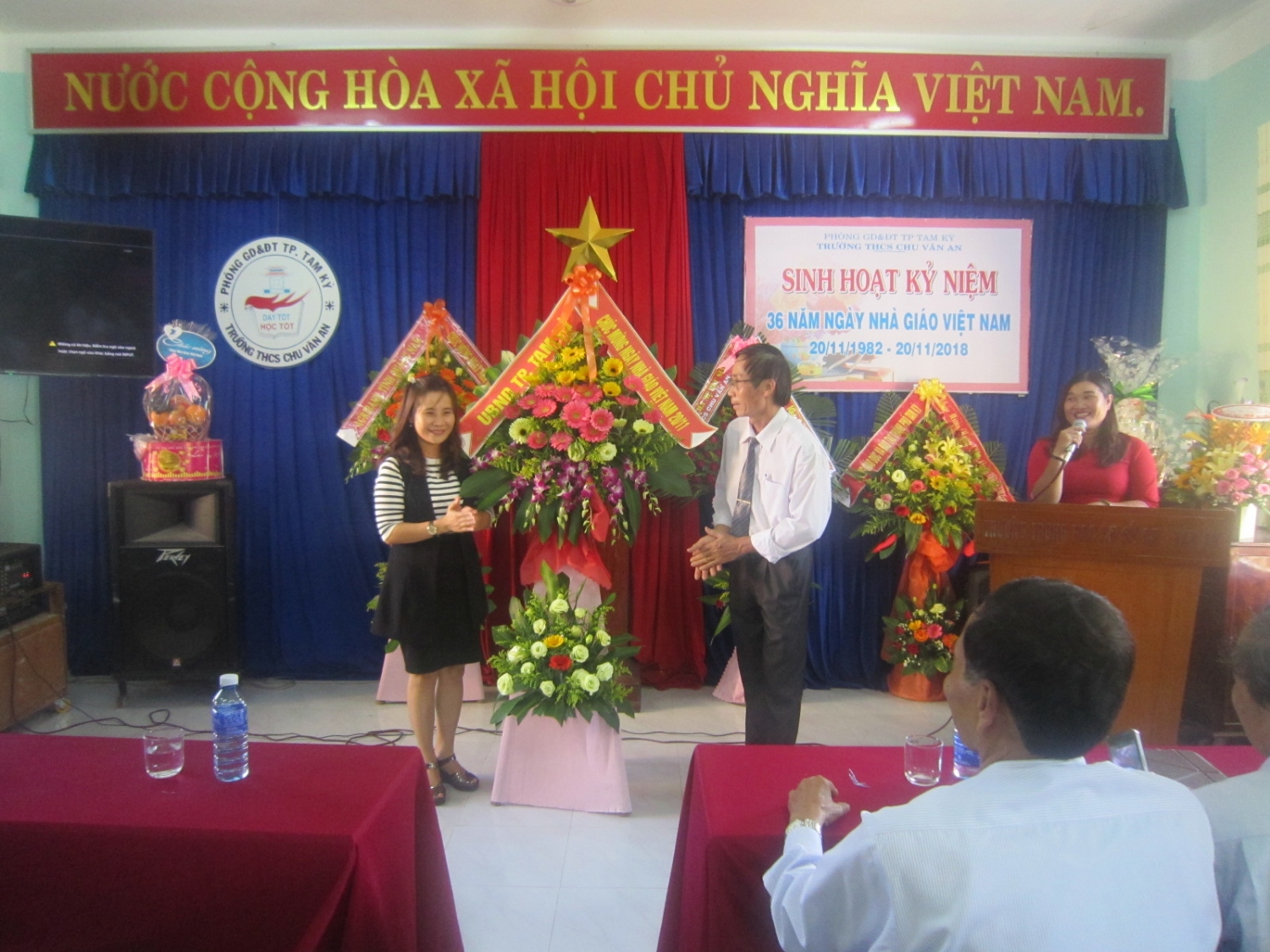 Bà Nguyễn Thị Thu Hiền- Phó Chủ tịch UBND TP Tam Kỳ đã đến dự và tặng hoa chúc mừng.
